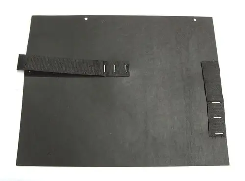 Schwarze Schalldämmplatte mit zwei Klettbändern zur Befestigung, geeignet für Daikin Produkte zur Geräuschreduzierung in technischen Anwendungen.